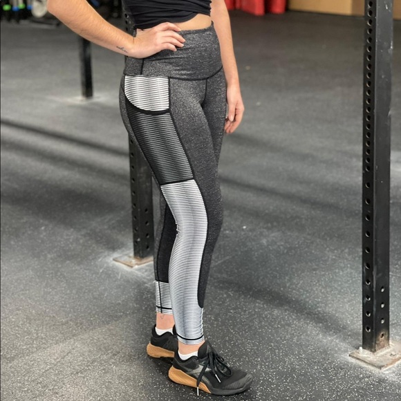 High Rise Metallic Side Pockets Leggings - Picture 2 of 7